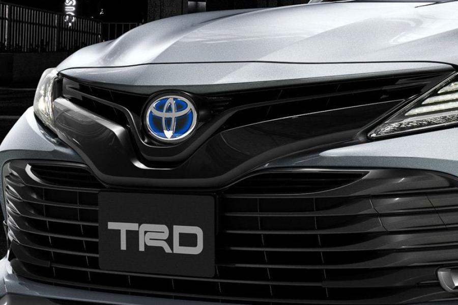 Логотип Toyota Camry by TRD 2017 года  (фото 8 из 15)
